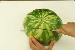 Μόλις δείτε αυτό, δεν θα ξανακόψετε το καρπούζι με άλλον τρόπο! [video]