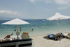 Δεν φαντάζεστε τι έκανε λουόμενη στη παραλία για να μην πληρώσει ξαπλώστρα και ομπρέλα! (ΦΩΤΟ)