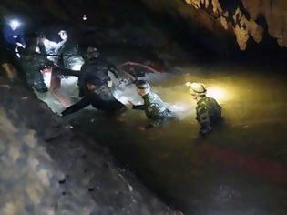 Φωτογραφία για Βγήκαν τα πρώτα παιδιά από το σπήλαιο στην Ταϊλάνδη