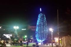 Καβάλα: Άναψαν το χριστουγεννιάτικο δέντρο στην κεντρική πλατεία