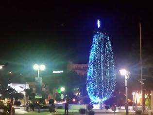 Φωτογραφία για Καβάλα: Άναψαν το χριστουγεννιάτικο δέντρο στην κεντρική πλατεία