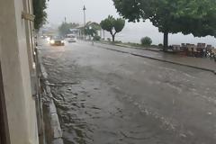 Καταστροφικό μπουρίνι στον Βόλο: Πλημμύρες, εγκλωβισμένα αυτοκίνητα και δέντρα πεσμένα