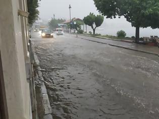Φωτογραφία για Καταστροφικό μπουρίνι στον Βόλο: Πλημμύρες, εγκλωβισμένα αυτοκίνητα και δέντρα πεσμένα