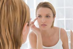 Οι καθημερινές συνήθειες που γερνούν το δέρμα μας