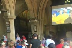 Έβαλαν γιγαντοοθόνη σε εκκλησία για τον αγώνα της Αγγλίας!