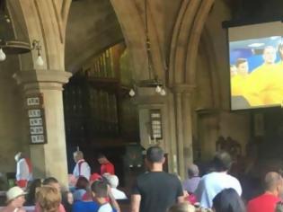 Φωτογραφία για Έβαλαν γιγαντοοθόνη σε εκκλησία για τον αγώνα της Αγγλίας!
