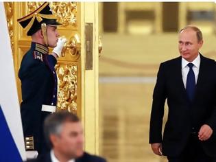Φωτογραφία για ΑΠΟΚΑΛΥΨΗ για τον Πούτιν - Γιατί δεν κουνά το δεξί του χέρι όταν περπατάει; Επιστήμονες το μελέτησαν και λένε...