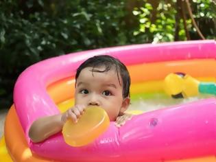 Φωτογραφία για Φουσκωτές πισίνες: Έξι κίνδυνοι που ελλοχεύουν στην πισίνα των παιδιών