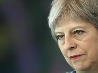 Φωτογραφία για Βρετανία: Μάχη για την πολιτική της επιβίωση δίνει η Μέι μετά τις παραιτήσεις τριών υπουργών