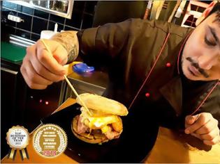 Φωτογραφία για Ποιος είναι ο χασάπης και σεφ Σπύρος Αλαφούζος που έκανε να παραμιλάει όλη η Αθήνα με τα σκληροπυρηνικά burger του; Σας τον αποκαλύπτουμε σήμερα...