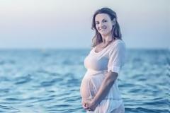 Εγκυμοσύνη: Τι ισχύει για ταξίδια, ηλιοθεραπεία και μπάνιο στη θάλασσα