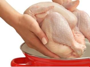 Φωτογραφία για Το λάθος που κάνουν όλοι όταν ξεπαγώνουν το κοτόπουλο: Μεγάλος κίνδυνος για την υγεία