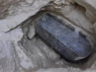 Φωτογραφία για Μυστήριο στην Αίγυπτο: Ανακαλύφθηκε σφραγισμένη, γρανιτένια σαρκοφάγος 2.000 ετών!