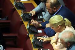 Βουλή: Πέρασε με 241 ψήφους η κατάτμηση της Β' Αθηνών - «Κόλλησε» ξανά το σύστημα της ηλεκτρονικής ψηφοφορίας