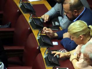 Φωτογραφία για Βουλή: Πέρασε με 241 ψήφους η κατάτμηση της Β' Αθηνών - «Κόλλησε» ξανά το σύστημα της ηλεκτρονικής ψηφοφορίας