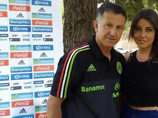 Φωτογραφία για Ο προπονητής του Μεξικού πήγε στο Μουντιάλ και με τη σύζυγο και την... ερωμένη του -Μαζί στο γήπεδο