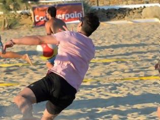 Φωτογραφία για Στην Ίο ο Σάκης Ρουβάς, μπλοκάρει, πασάρει, καρφώνει στο Beach Volley [photo]