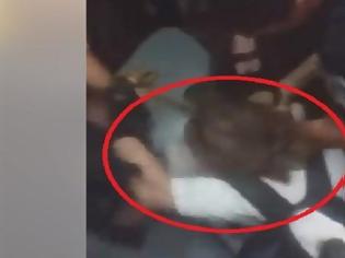 Φωτογραφία για Αστυνομικοί έσυραν επιβάτη και τον έβγαλαν σηκωτό από το τρένο γιατί είχε σκυλί χωρίς φίμωτρο! (ΒΙΝΤΕΟ)
