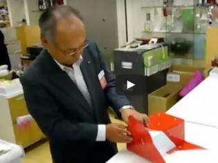 Φωτογραφία για Εντυπωσιακό: Δείτε τον τρόπο με τον οποίο τυλίγουν τα δώρα στην Ιαπωνία! [video]