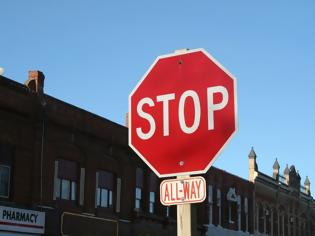Φωτογραφία για Ξέρετε γιατί το σήμα του STOP είναι κόκκινο και κυρίως οκτάγωνο;