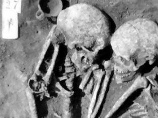 Φωτογραφία για Ο «τάφος των εραστών»: Βρέθηκαν αγκαλιασμένοι μετά από 3.000 χρόνια