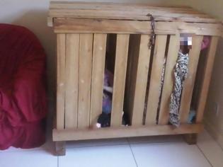 Φωτογραφία για Φρίκη: Κλείδωναν τα τρίχρονα παιδιά τους σε ξύλινο κασόνι - Ο λόγος θα σας εξοργίσει