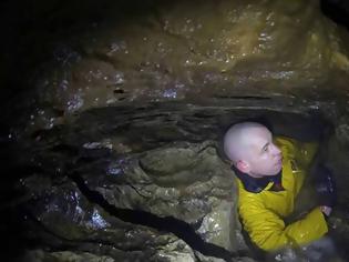 Φωτογραφία για O απόλυτος τρόμος: Πως είναι να εγκλωβίζεσαι σε μια σπηλιά που γεμίζει με νερό [video]