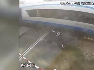 Φωτογραφία για Αυτό θα πει... Θαύμα! Δείτε πώς τη γλίτωσε ο ποδηλάτης από το τρένο! [video]