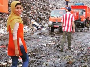 Φωτογραφία για Ρίσα: Η πριγκίπισσα των σκουπιδιών - Κάνοντας όνειρα στη μεγαλύτερη χωματερή της Ασίας [video]