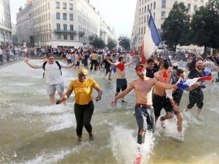 Φωτογραφία για Allez les bleus! Ατέλειωτοι πανηγυρισμοί στη Γαλλία για την κατάκτηση του Μουντιάλ