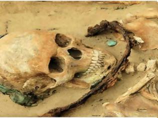 Φωτογραφία για «Τάφοι βαμπίρ»: Αρχαιολόγοι στην Πολωνία βρίσκουν πτώματα που έχουν θαφτεί με δρεπάνια γύρω από το λαιμό