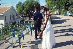 Νύφη πήγε στην εκκλησία με την καραμπίνα! (ΦΩΤΟ & ΒΙΝΤΕΟ)
