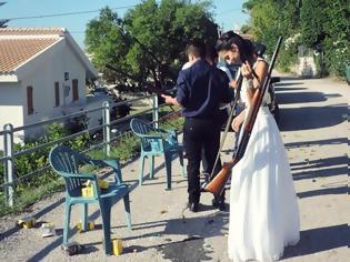 Φωτογραφία για Νύφη πήγε στην εκκλησία με την καραμπίνα! (ΦΩΤΟ & ΒΙΝΤΕΟ)