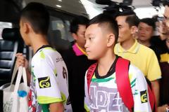 Ελεύθεροι ξανά οι 13 ήρωες της Ταϊλάνδης! Βγήκαν από το νοσοκομείο τα παιδιά και ο προπονητής τους – Θα δώσουν συνέντευξη… προκάτ [video]
