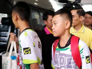 Φωτογραφία για Ελεύθεροι ξανά οι 13 ήρωες της Ταϊλάνδης! Βγήκαν από το νοσοκομείο τα παιδιά και ο προπονητής τους – Θα δώσουν συνέντευξη… προκάτ [video]