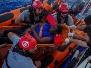 Φωτογραφία για Ο Μαρκ Γκασόλ συμμετέχει σε επιχείριση διάσωσης προσφύγων στη Μεσόγειο
