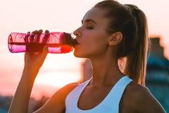 Είναι τα αθλητικά ποτά ό,τι καλύτερο μπορείς να πιείς μετά τη γυμναστική;