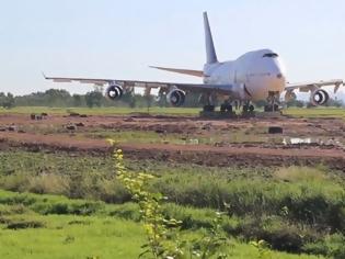 Φωτογραφία για Έκπληκτοι Ταϊλανδοί αγρότες βρήκαν στις αυλές τους ένα θεόρατο Boeing 747