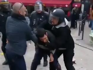 Φωτογραφία για Έλληνας είναι ο διαδηλωτής που ξυλοκόπησε ο συνεργάτης του Μακρόν (ΒΙΝΤΕΟ)
