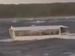 Φωτογραφία για Τρομακτικό βίντεο: Η στιγμή που πλοίο με 31 επιβάτες ανατρέπεται σε λίμνη – Πέθαναν 11 άτομα