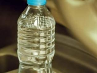 Φωτογραφία για Γιατί απαγορεύεται να αφήνουμε γεμάτα με νερό τα πλαστικά μπουκάλια μέσα στο ΙΧ [video]