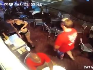 Φωτογραφία για Πελάτης χούφτωσε σερβιτόρα και εκείνη τον... ξάπλωσε κάτω! [video]