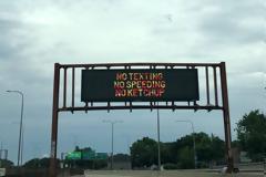 Η πιο αστεία πινακίδα σε αυτοκινητόδρομο βρίσκεται στο Σικάγο