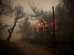 Φωτογραφία για Μαζική εκκένωση στην Κινέτα εξαιτίας της φωτιάς – Εκτροπή κυκλοφορίας στην Εθνική