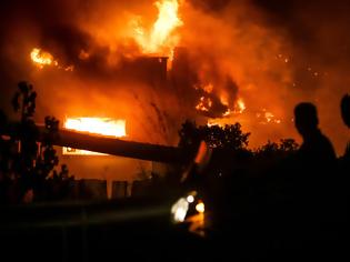 Φωτογραφία για Συγκλονισμένη η χώρα από την ανείπωτη τραγωδία: Τουλάχιστον 50 οι νεκροί από τις φονικές πυρκαγιές στην Ανατολική Αττική