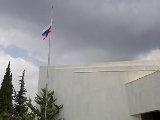 Φωτογραφία για Μεσίστιες οι σημαίες της πρεσβείας της Ρωσίας στην Ελλάδα