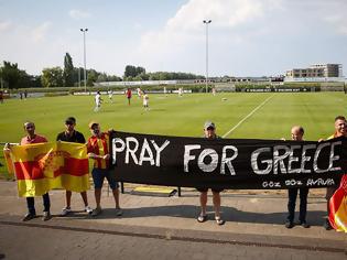 Φωτογραφία για To πανό «Pray for Greece» των Τούρκων φιλάθλων