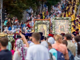 Φωτογραφία για 250 χιλιάδες συμμετείχαν στην πομπή για το μνημείο του Αγίου Βλαδιμήρου στο Κίεβο