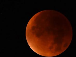 Φωτογραφία για «Ματωμένο φεγγάρι»: Η μεγαλύτερη ολική έκλειψη σελήνης του 21ου αιώνα - Απόψε