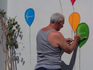 Φωτογραφία για Ο παππούς Γιώργος που δίνει χαρά με τα πινέλα του - Ζωγραφίζει σχολεία στην Πάτρα